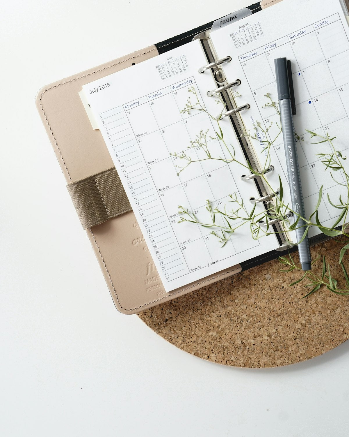 Orbita — Stylo noir sur agenda et planificateur quotidien